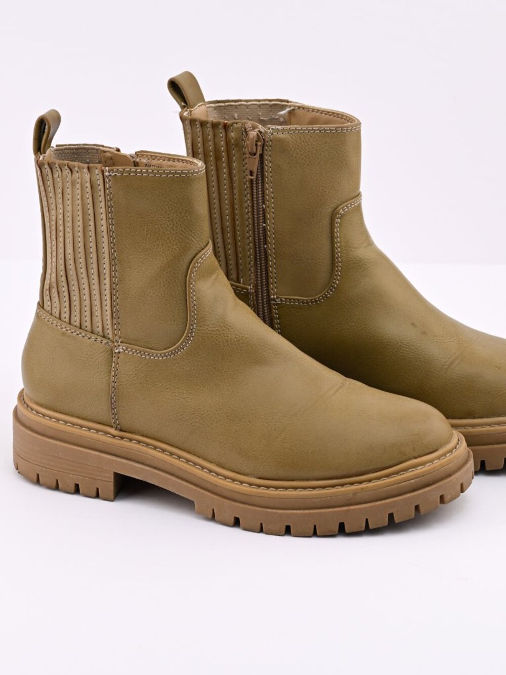 Time and Tru tan Chelsea lug-sole ankle boots women’s 7.5